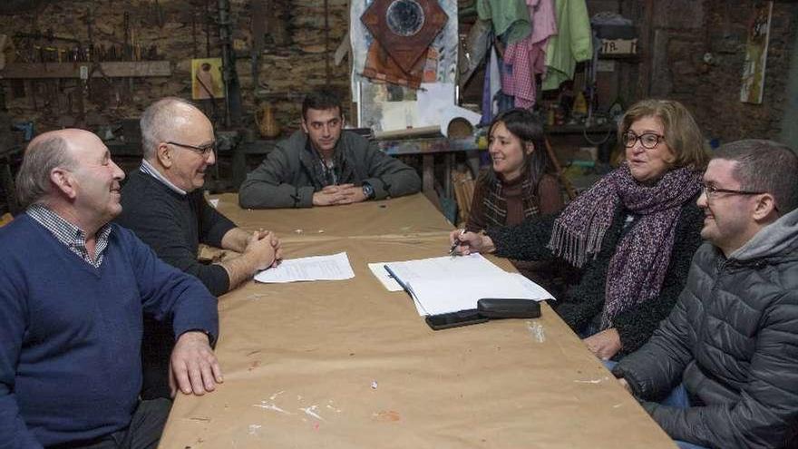 Asistentes a la asamblea extraordinaria en la Fundación Paco Lareo. // Bernabé/Ana Agra