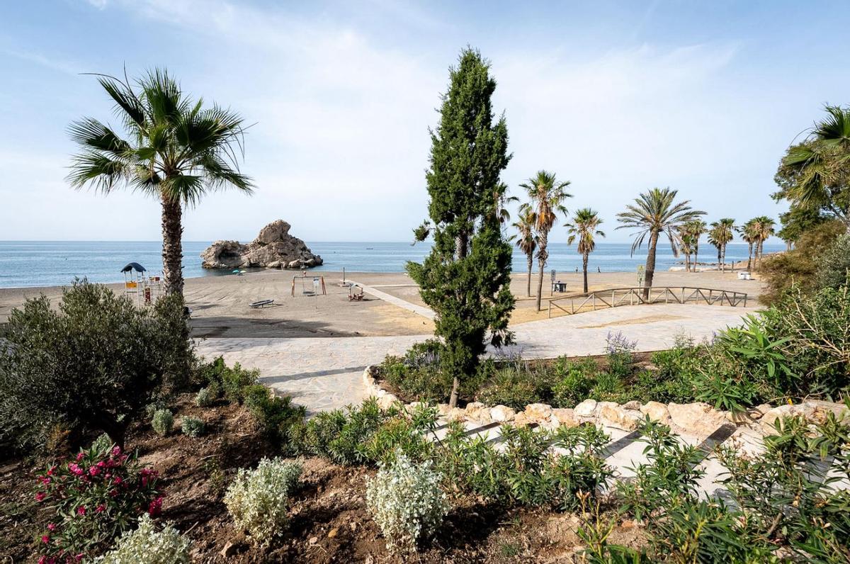 Zonas ajardinadas de la playa del Peñón del Cuervo de Málaga.