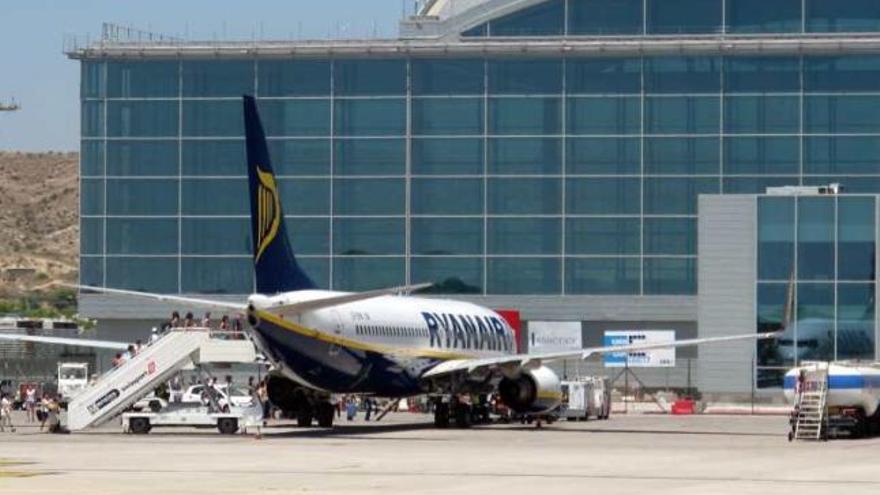 Pasajeros subiendo a pie a un avión de Ryanair.