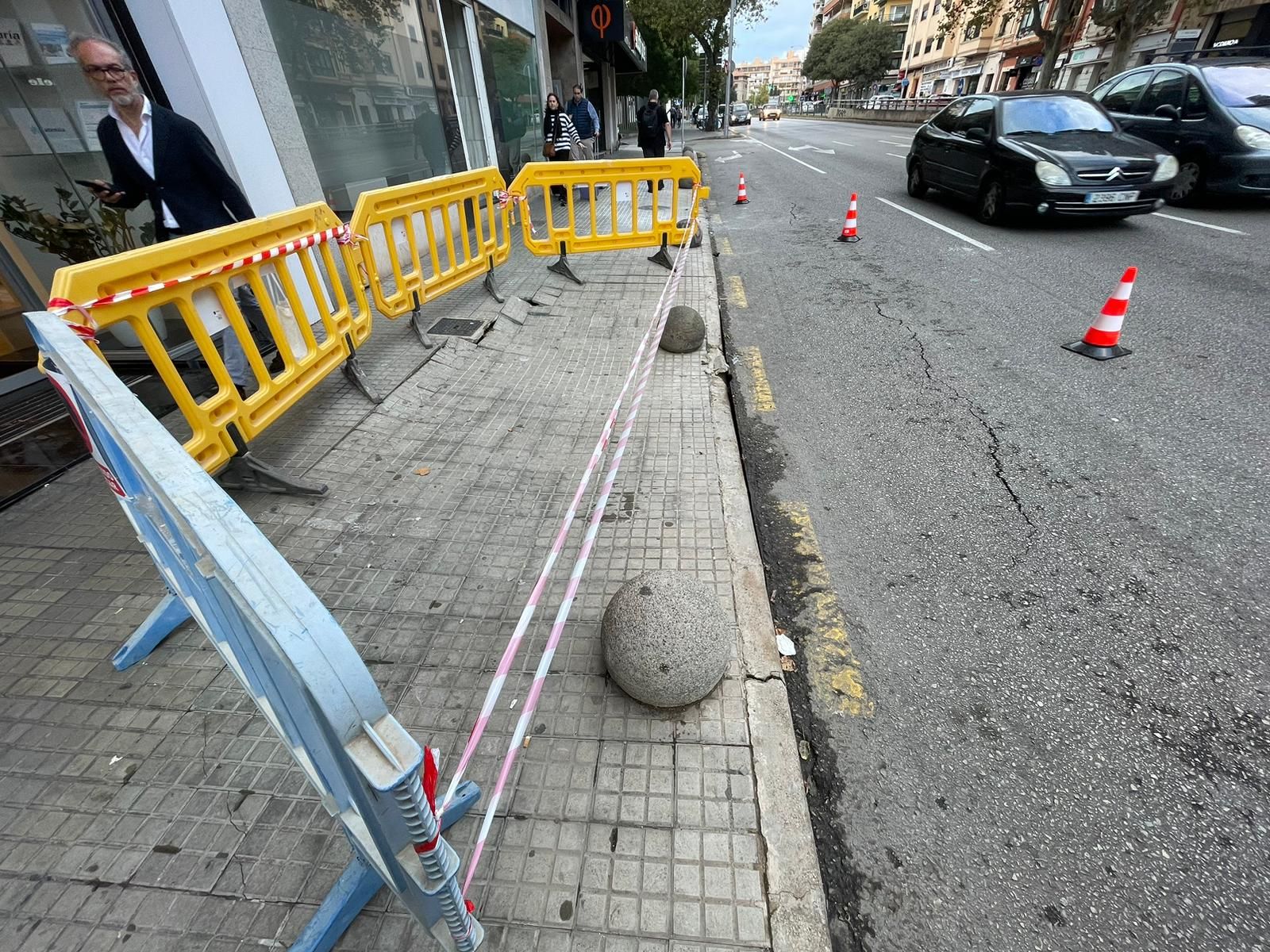 Cortan un carril de la calle General Riera, en Palma, por un hundimiento de la calzada