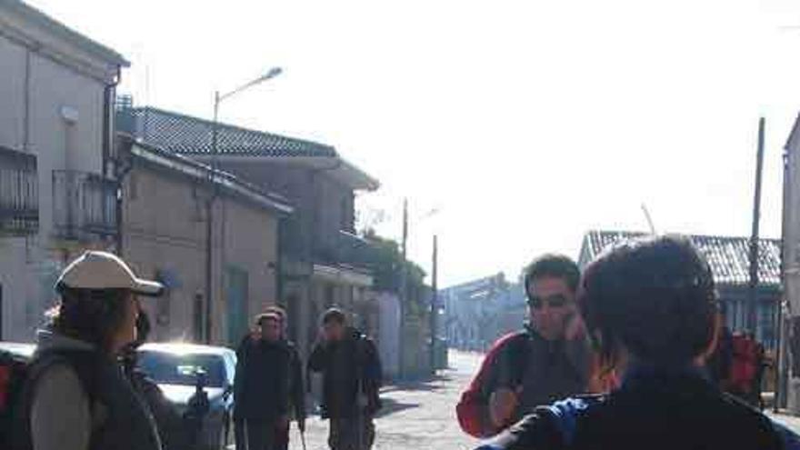 Peregrinos en una calle de Roales del Pan en una imagen de archivo.