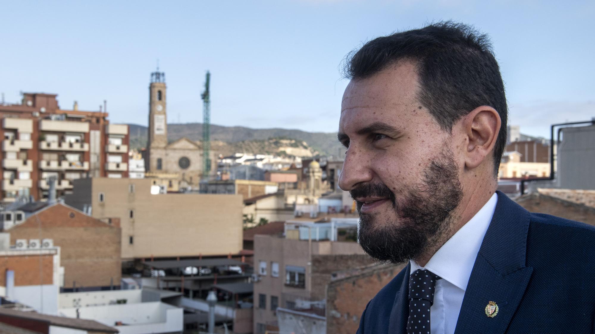 Rubén Guijarro, alcalde de Badalona, fotografiado con vistas a la ciudad