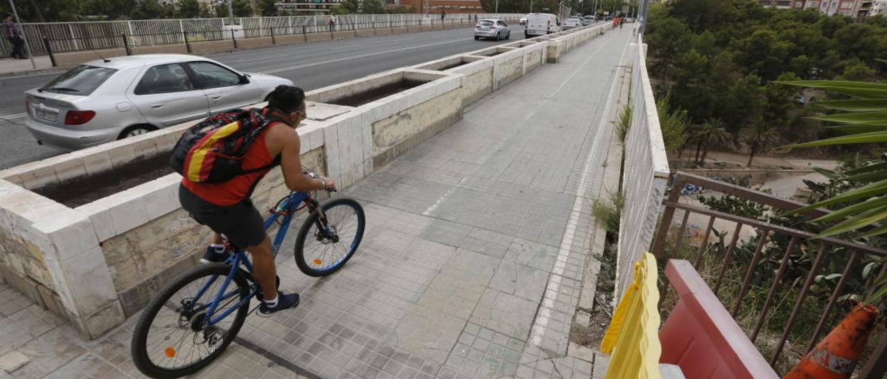 El Puente del Ferrocarril no cuenta con carril bici