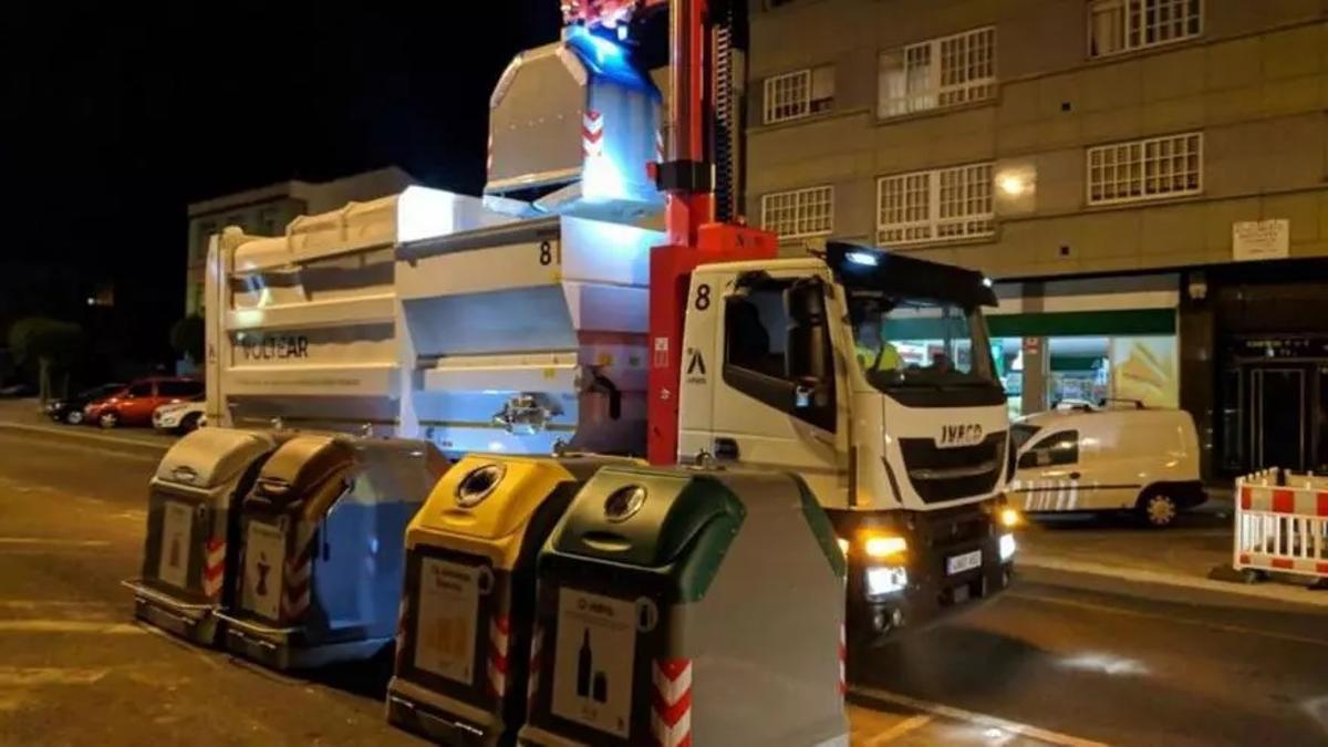 Camión del servicio de recogida de basura de Arteixo.