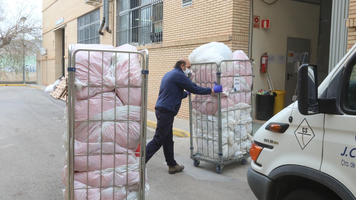 Un operario entregando jaulas de ropa limpia en el Hospital General de Castelló en una imagen de archivo.