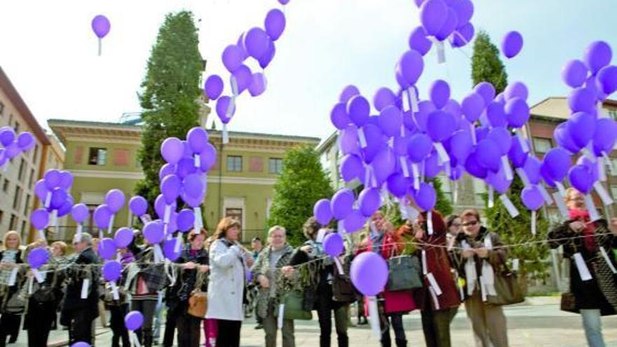 La suelta de globos en la plaza consistorial de Sama.