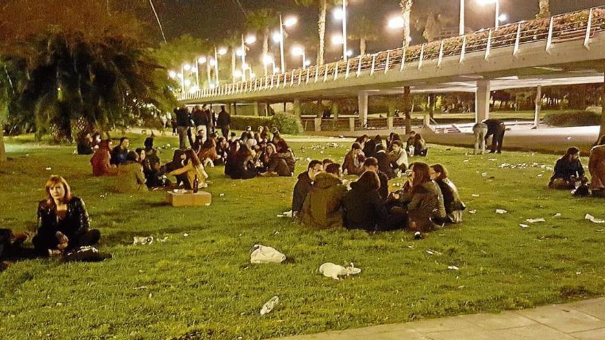 Grupos de jóvenes junto al Pont de les Flors tras una Fira Alternativa.