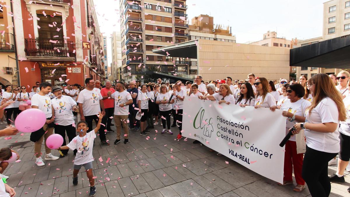 Galería | Vila-real rinde homenaje a la oncóloga Carmen Herrero en la 'Marxa contra el Càncer'