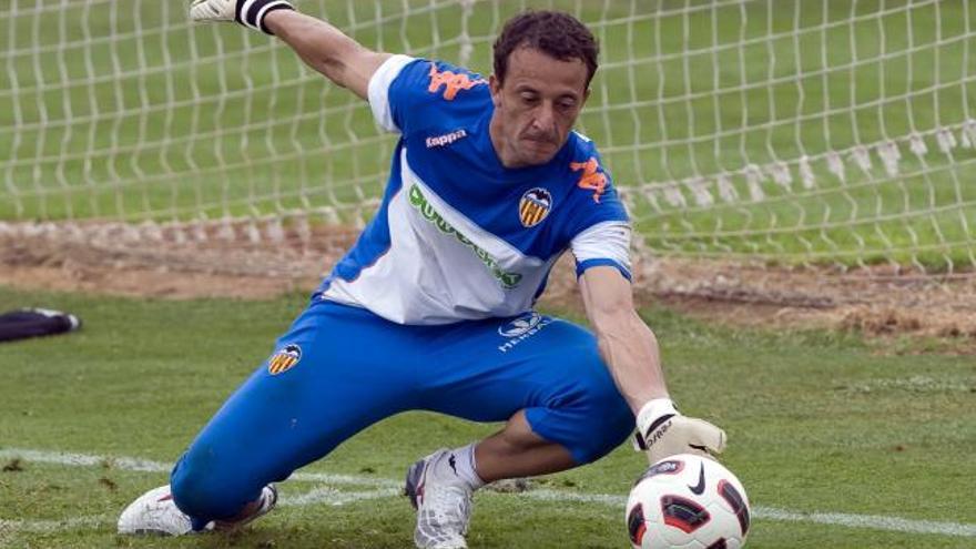 César Sánchez, portero del Valencia CF durante un entrenamiento en la ciudad deportiva