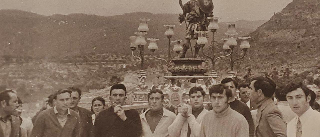 Traslado de la imagen del patrón de Tous en romería al pueblo nuevo en marzo de 1971. | LEVANTE-EMV