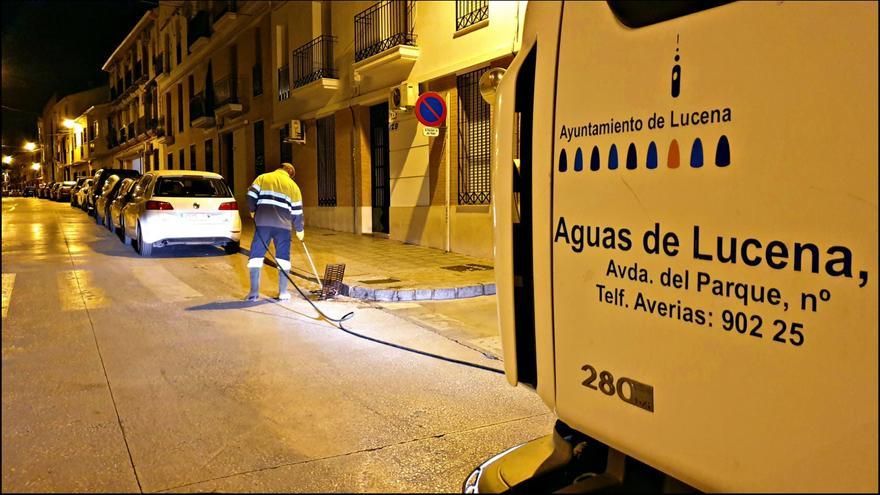 Aguas de Lucena pone en marcha un plan especial de limpieza de imbornales