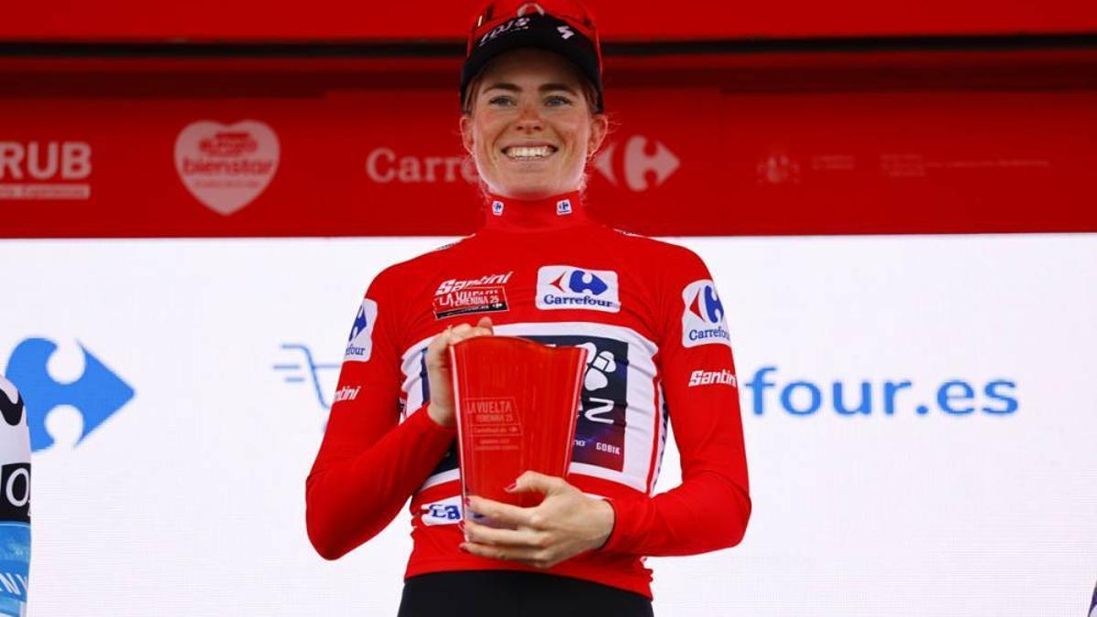 Demi Vollering, en el podio final de la Vuelta.