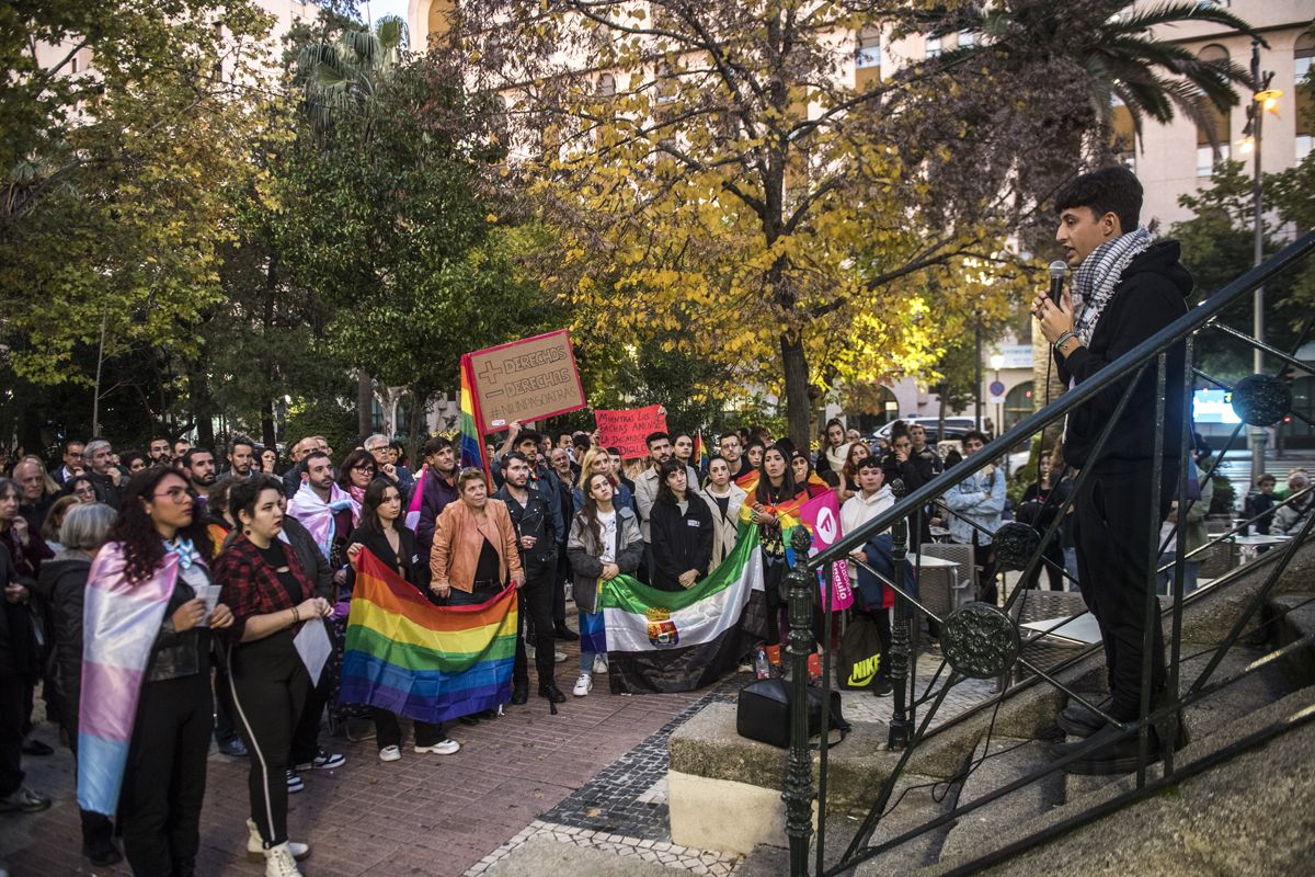 Fotogalería | Así fue la concentración en defensa de los derechos LGBTI en Cáceres