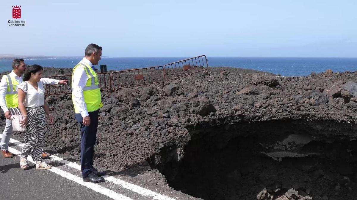 El Cabildo de Lanzarote se compromete a iniciar la redacción del proyecto para reabrir la carretera de Los Hervideros