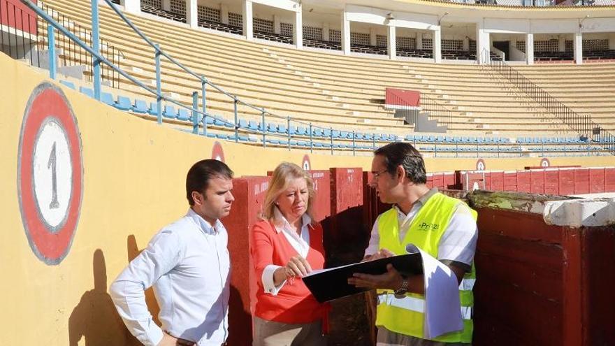 La alcaldesa, Ángeles Muñoz, en la visita a la plaza de toros que realizó el martes.