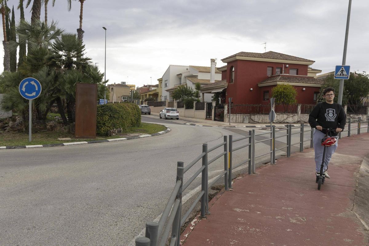 Un chico con un patinete circula por la vía ciclopeatonal que mejorará la separación de la carretera.