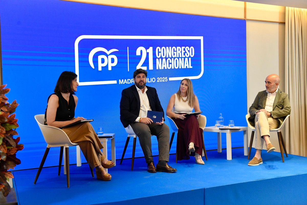 Gema Igual, Fernando López Miras, María Guardiola y Daniel Sirera.