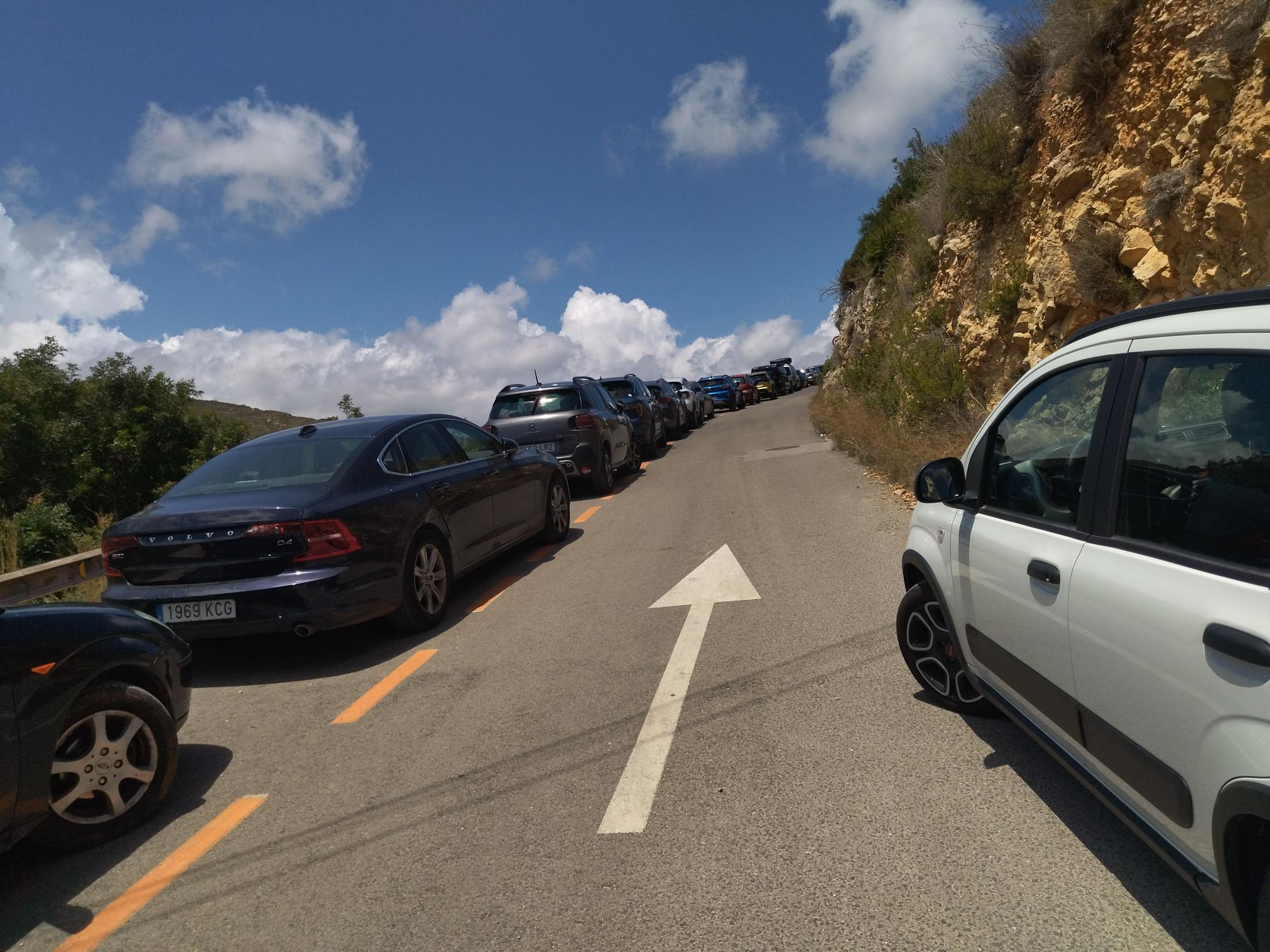 Tiempo de calas: ¿Más coches que bañistas en la Granadella y la Barraca de Xàbia?