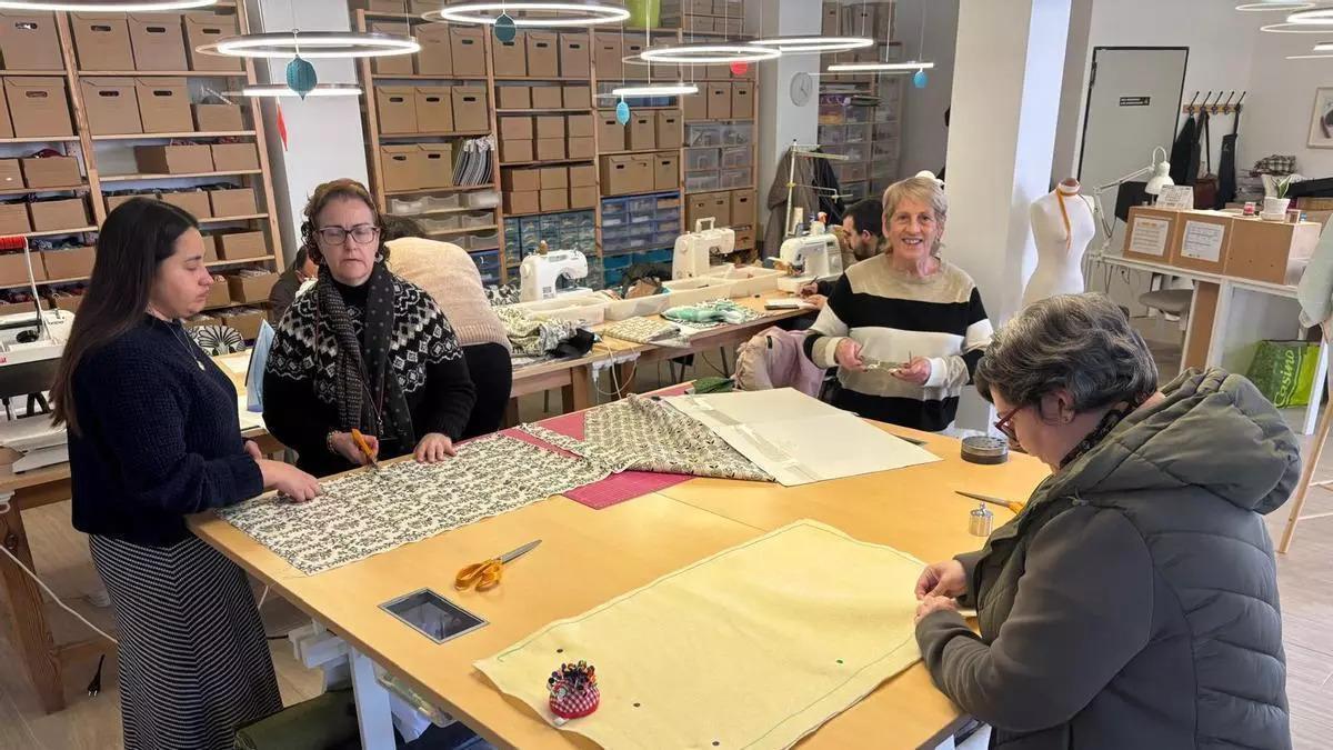 En el Centro Ocupacional Doctora María Huertas se especializan en talleres de bisutería y costura, fomentando la creatividad, la autonomía y el desarrollo de habilidades personales y sociales.