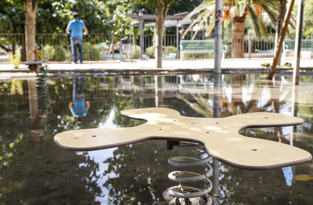 El parque Huerto Peluca de Sax inundado de aguas fecales