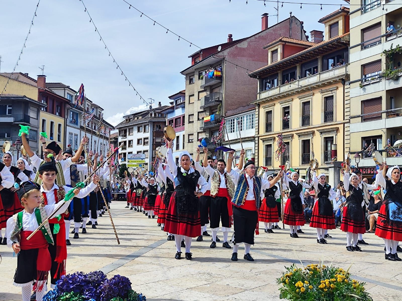 Villaviciosa vibra con la Portalina y la danza del Portal