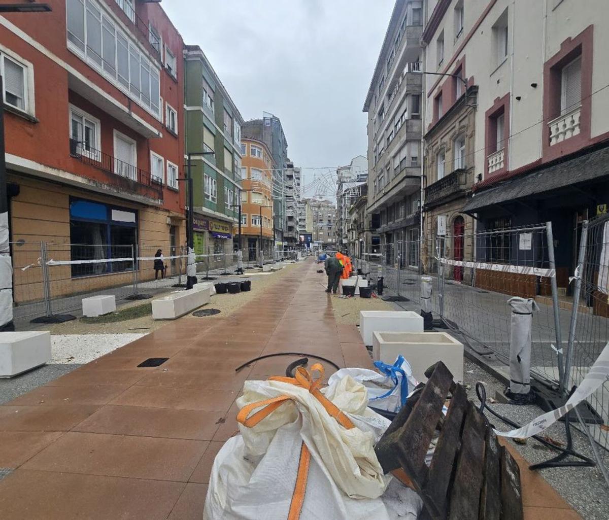 Los dos operarios que ayer trabajaban en la calle. |  M.- Méndez