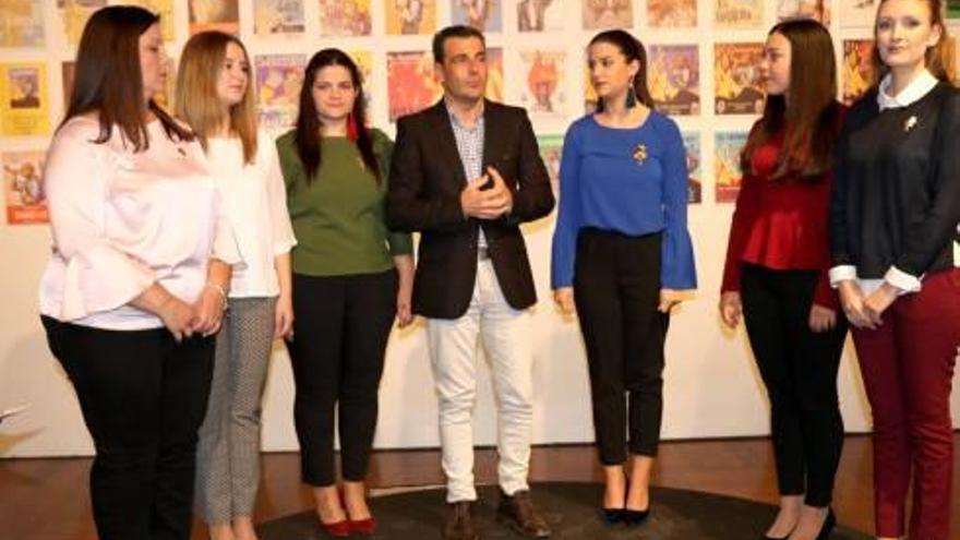 Costa con la fallera mayor y su corte, en la lectura del premio.