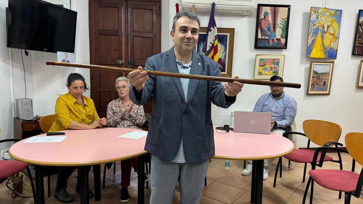 Joan Ripoll, con la vara de alcalde de Deià.