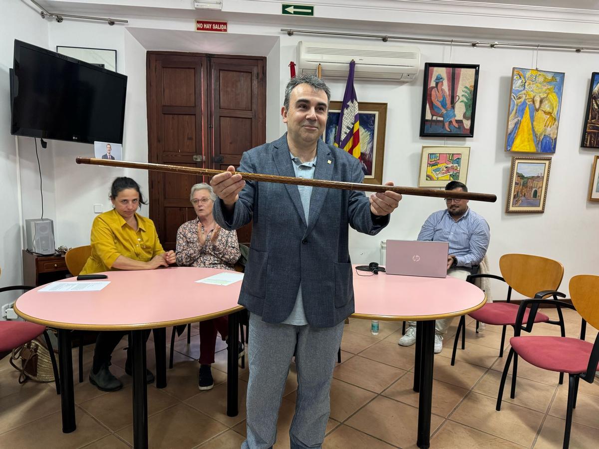 Joan Ripoll, con la vara de alcalde de Deià.