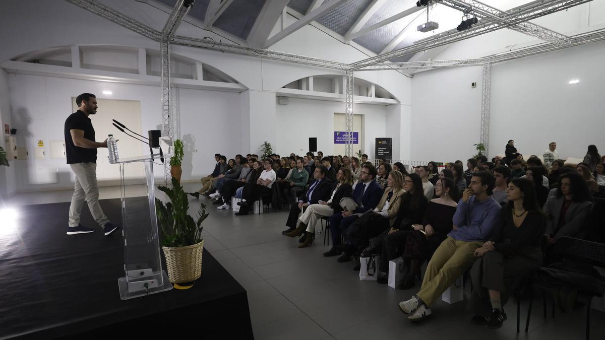 Un momento de la charla de Saúl Craviotto durante la jornada, en Laboral Centro de Arte y Creación Industrial.