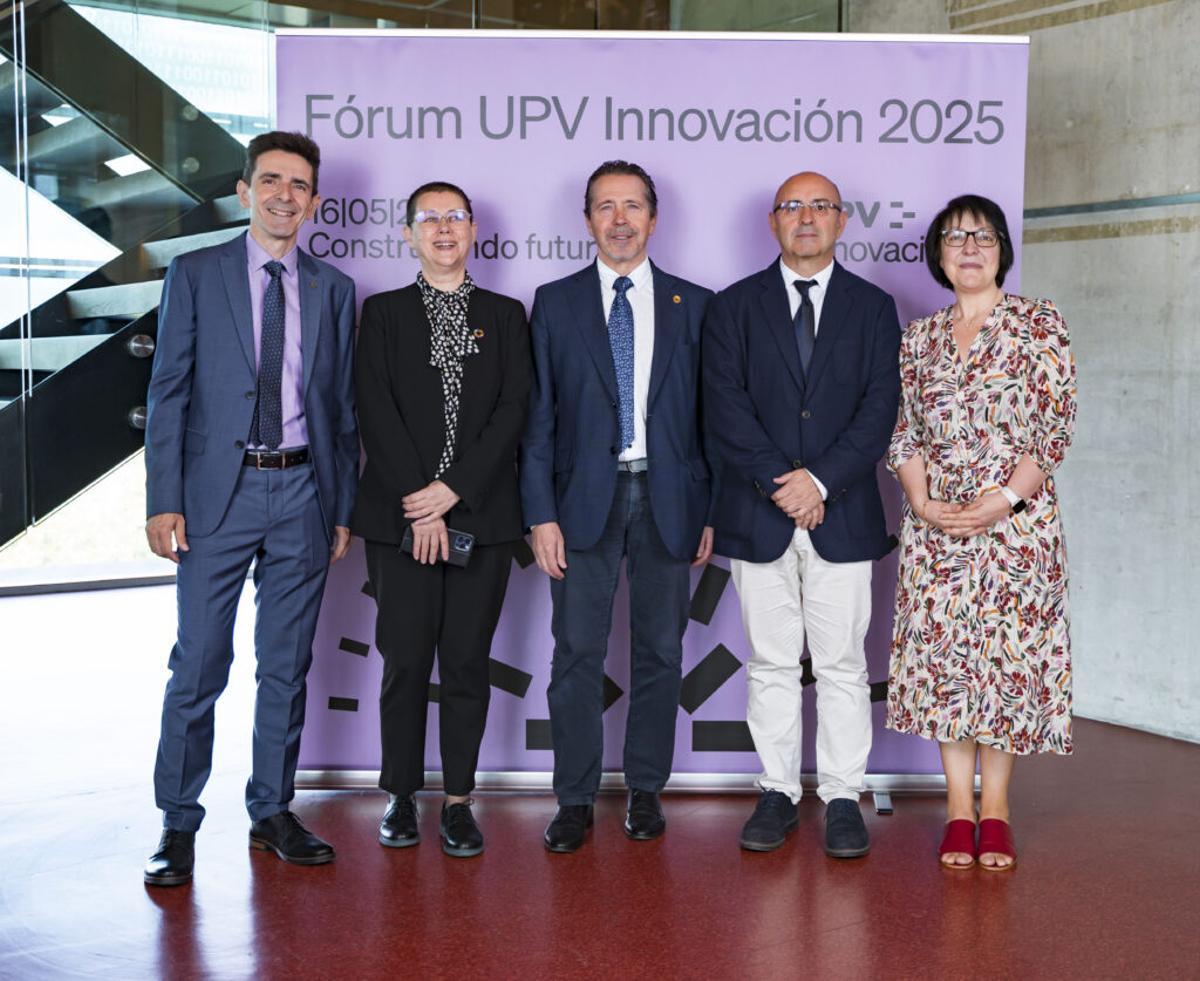El vicerrector de Innovación y Transferencia, Salvador Coll; la vicerrectora de Arte, Ciencia, Tecnología y Sociedad, Salomé Cuesta; el rector Capilla; el director general de Innovación de la Generalitat, Juan José Cortés; y la vicerrectora de Investigación, Belén Picó.