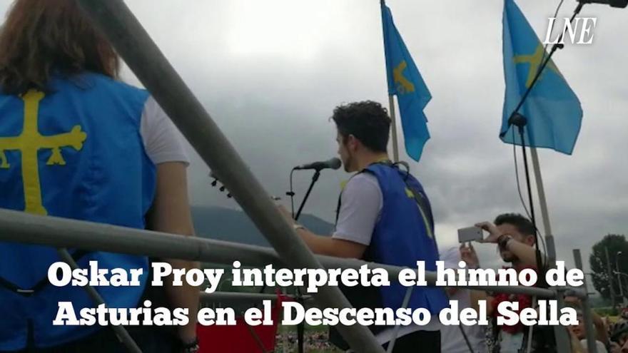 Oskar Proy interpreta el himno de Asturias en el Descenso del Sella