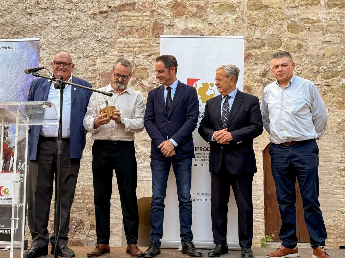 Miguel Ángel Torres recibe el reconocimiento como artesano de honor.