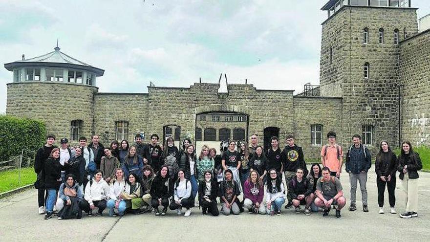 Estudiants de tres instituts de Manresa visiten dos camps de concentració