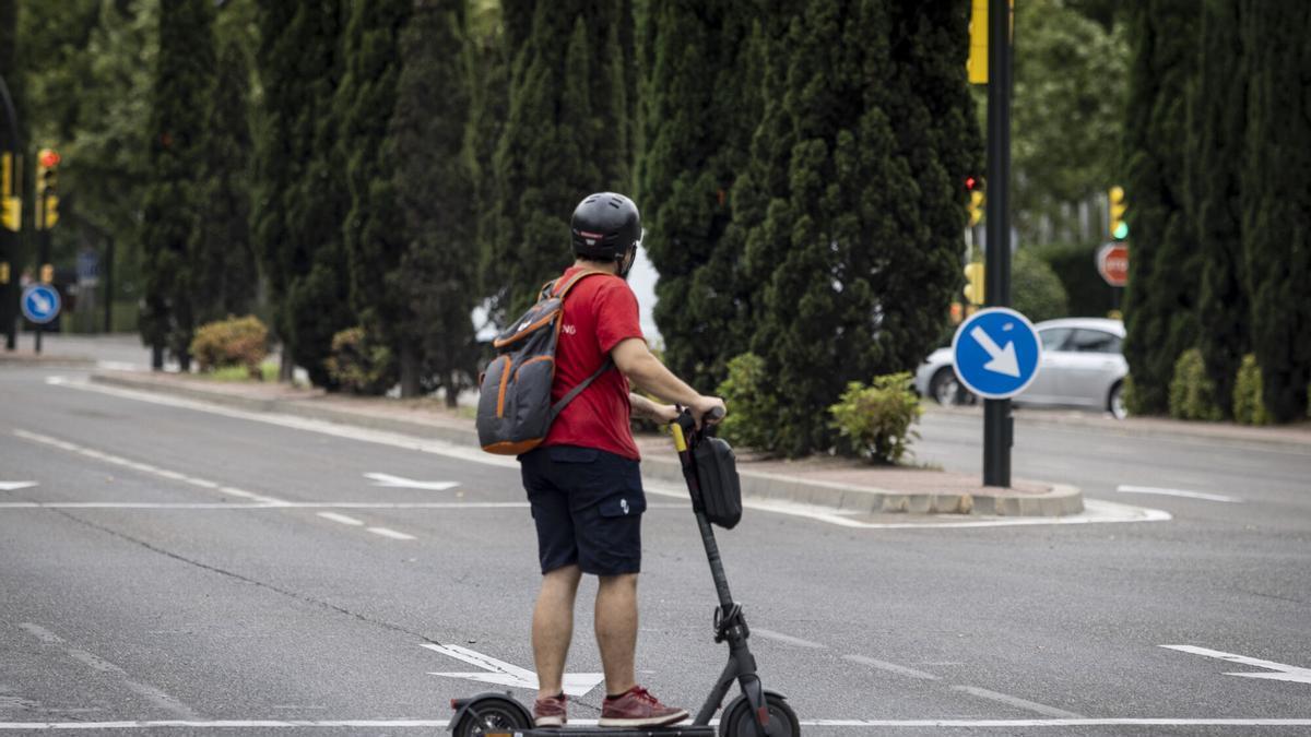 Imagen de archivo de un conductor de patinete en Zaragoza