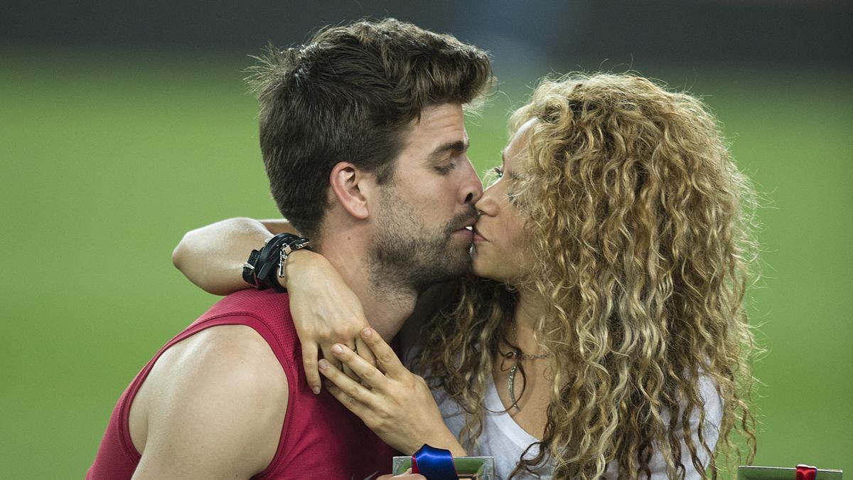 Barcelona 30.05.2015 Pique y Shakira se besan junto a la copa del rey tras la final de la Copa del Rey entre el Athletic de Bilbao y el FC Barcelona enel Camp Nou. Fotografia de Jordi Cotrina