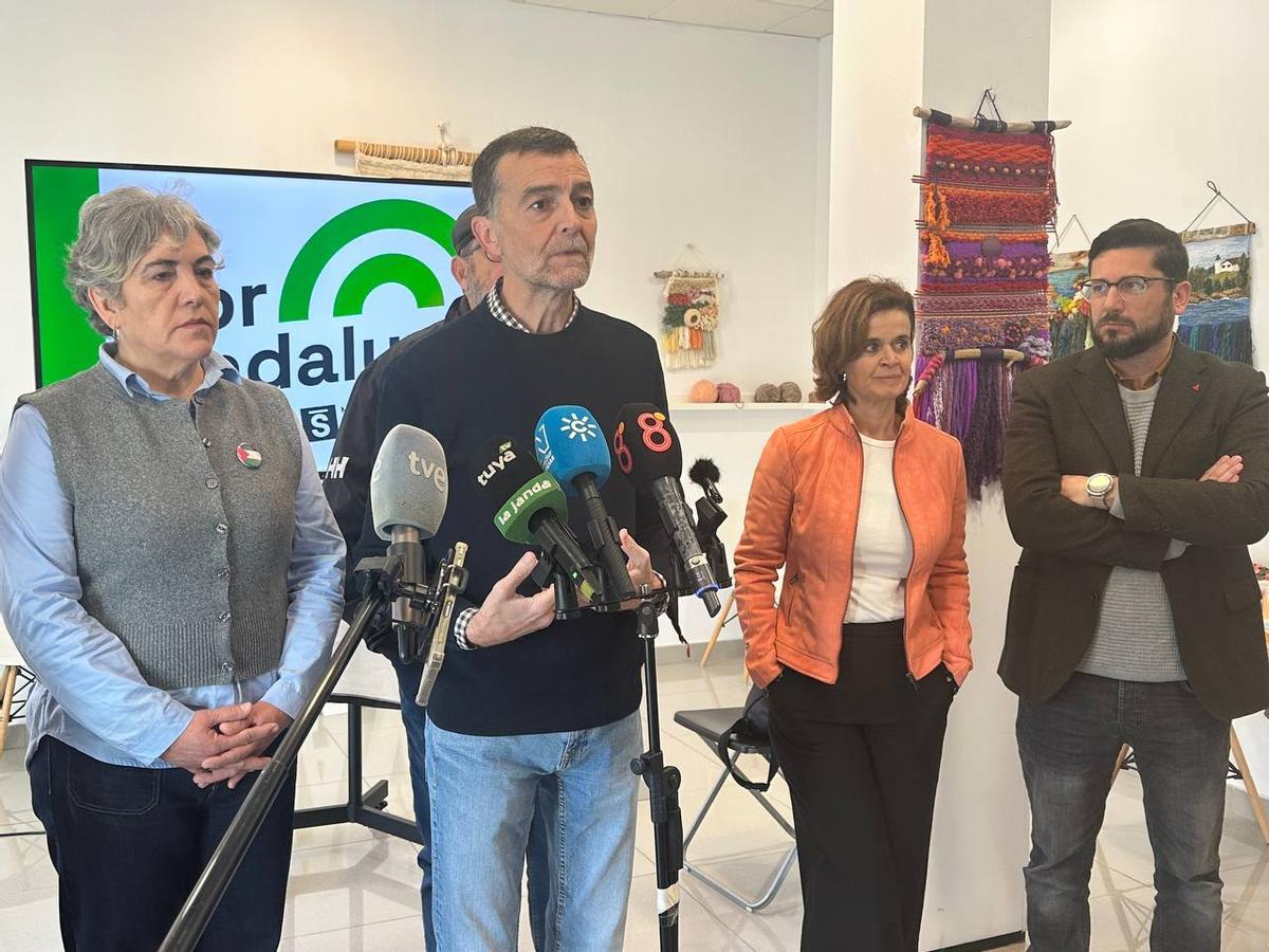 El líder de IU, Antonio Maíllo, en declaraciones a la prensa en Chiclana.