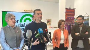 El líder de IU, Antonio Maíllo, en declaraciones a la prensa en Chiclana.