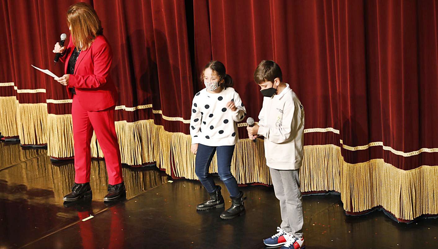 Por la izquierda, Elena Reales y los niños Nerea Autillo y Nicolás Arboleya, en la inauguración de Feten, ayer, en el Jovellanos. | Á. G. 