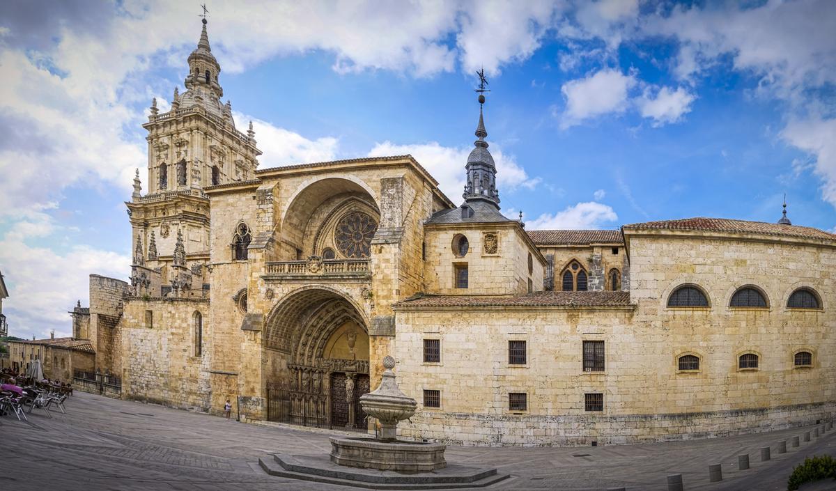 Este fascinante lugar es la tercera catedral más grande de España.