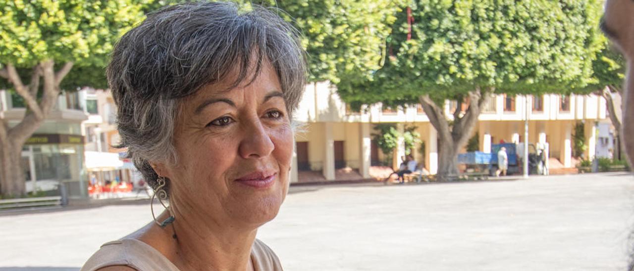 María Jesús Pérez, en la plaza de la Constitución de Almoradí.