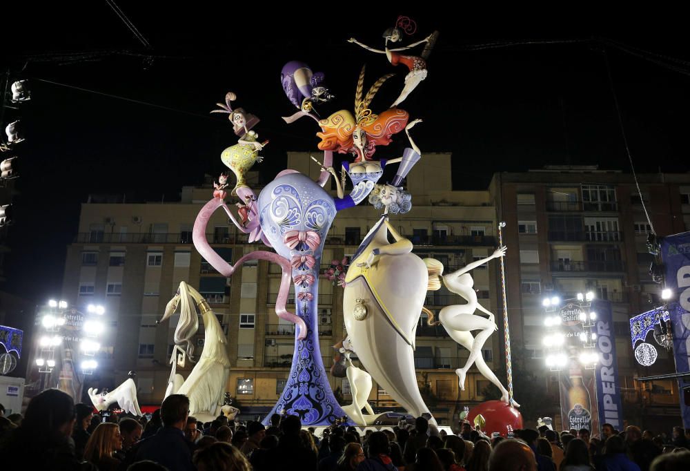 La comisión de l''Antiga de Campanar  celebra el primer premio de la sección Especial de las Fallas de Valencia, con el monumento titulado "Eterna seducció", una obra del artista Julio Monterrubio