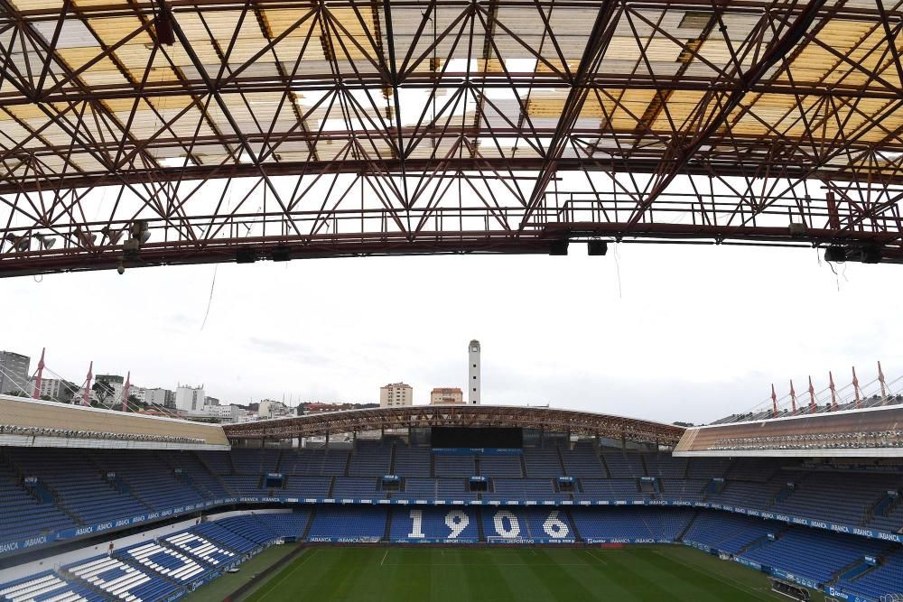 Daños en la cubierta del estadio de Riazor por el fuerte temporal de viento en A Coruña.