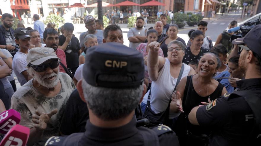 Protesta de vecinos de Son Banya en Cort durante el pasado pleno