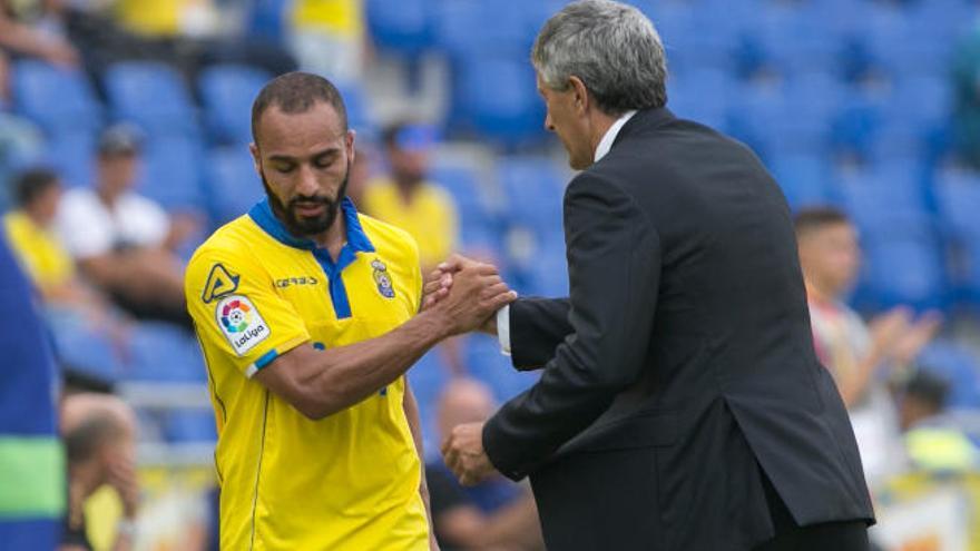 Nabil El Zhar saluda a Quique Setién durante la victoria de la UD Las Palmas sobre el Granada.