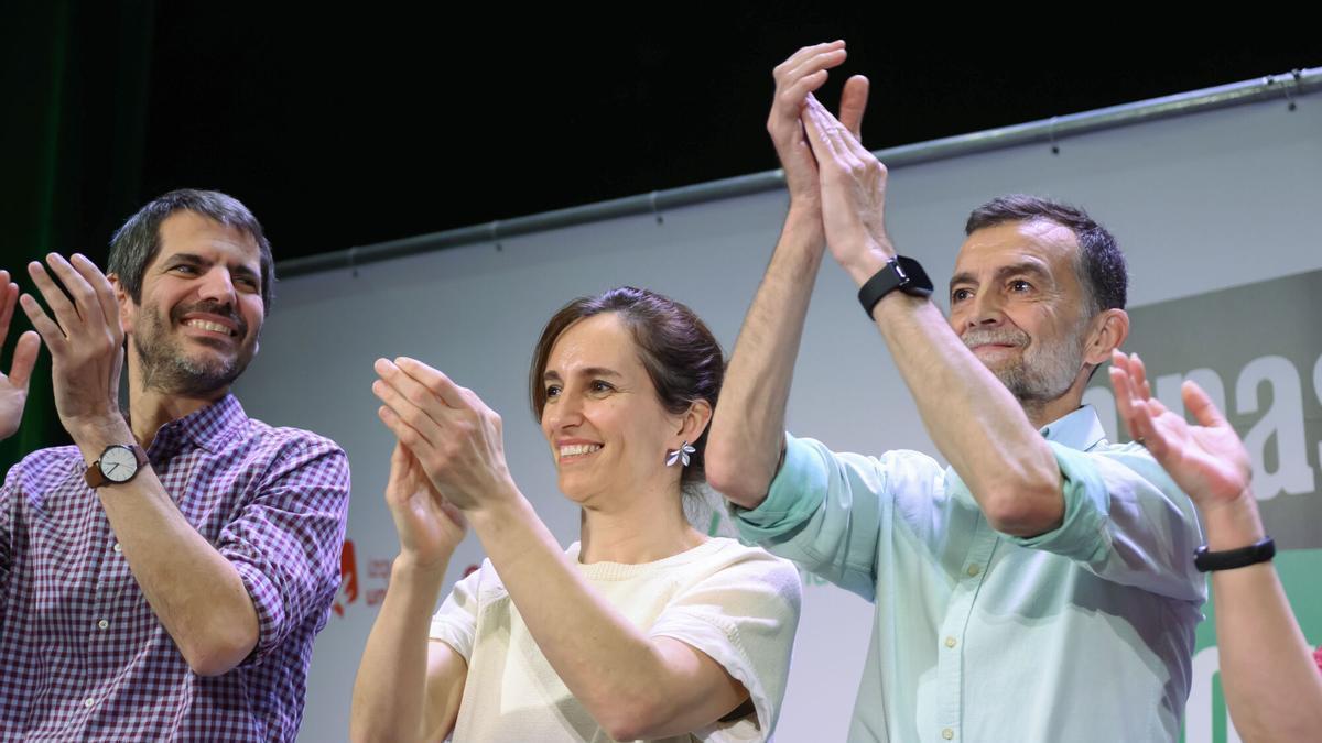 El líder de IU y candidato de Por Andalucía a la Presidencia de la Junta, Antonio Maíllo (d), en un acto de la precampaña para las elecciones autonómicas del 17 de mayo en el que ha sido arropado por los ministros Pablo Bustinduy, Mónica García (c) y Ernest Urtasun (i).