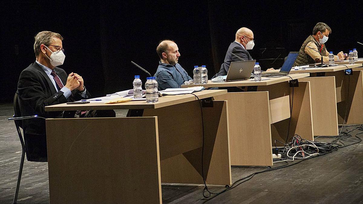 El alcalde, ayer, durante el macropleno del Concello que se celebró en el Auditorio. |   // CARLOS PETEIRO