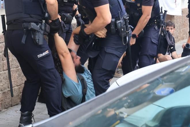 Tensión entre policías y manifestantes en un desalojo con dos menores en Alicante