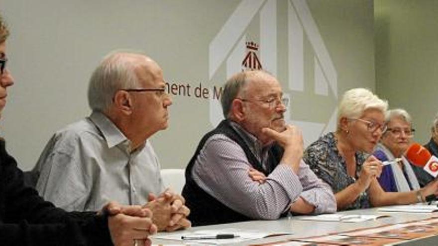 Dues corals actuen a l&#039;interior del bus urbà per la Setmana de la Gent Gran