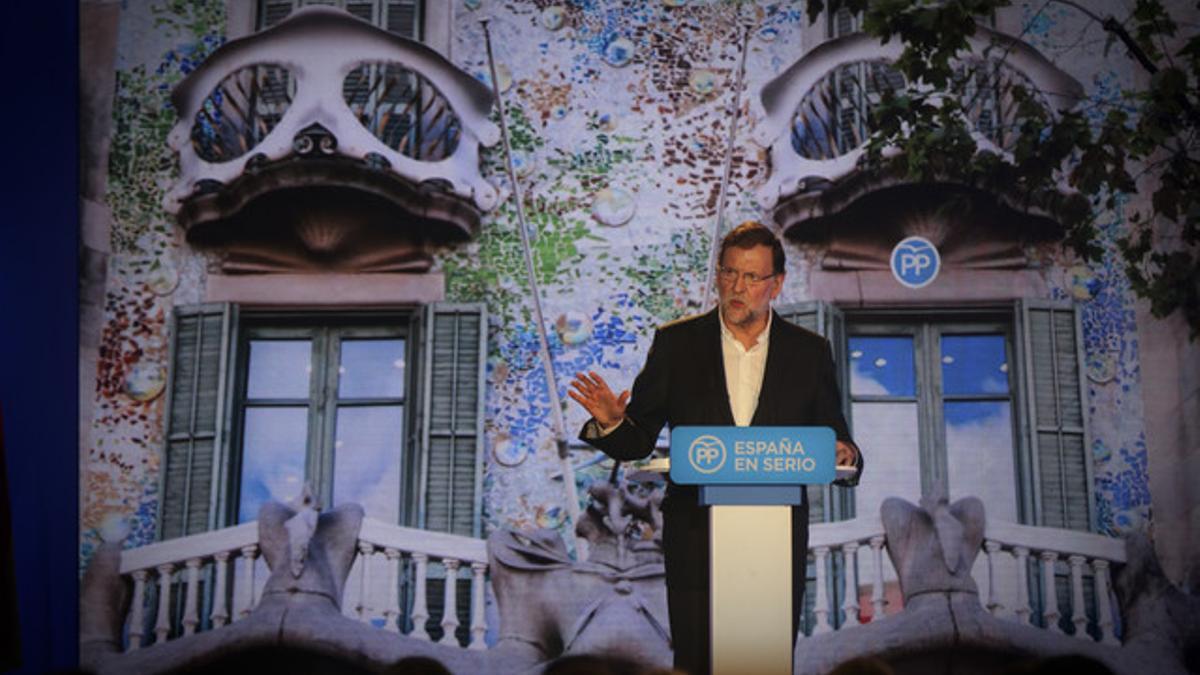 Mariano Rajoy, con una imagen de la Casa Batlló de fondo, durante el acto del PP en Barcelona.